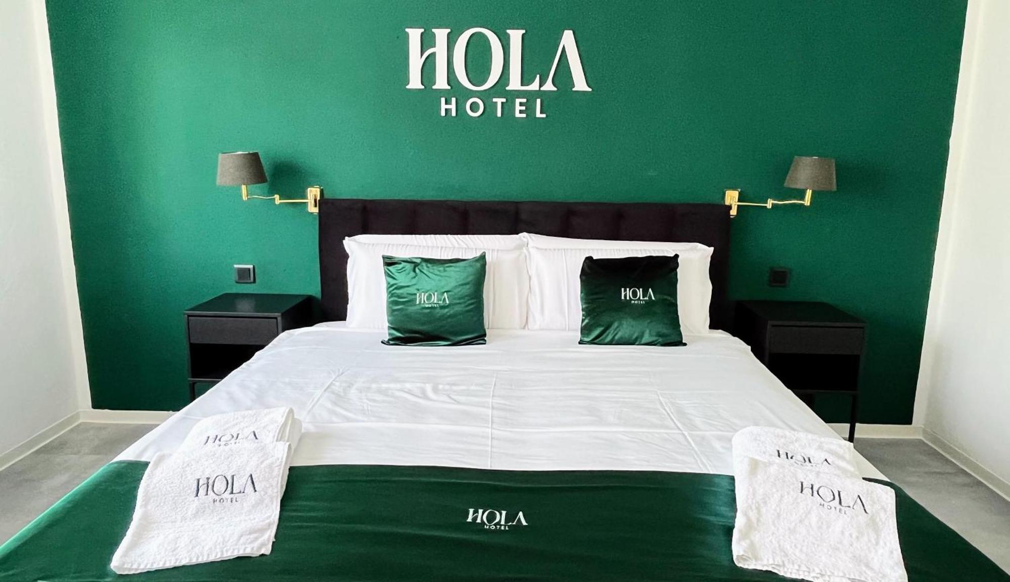 Hola *