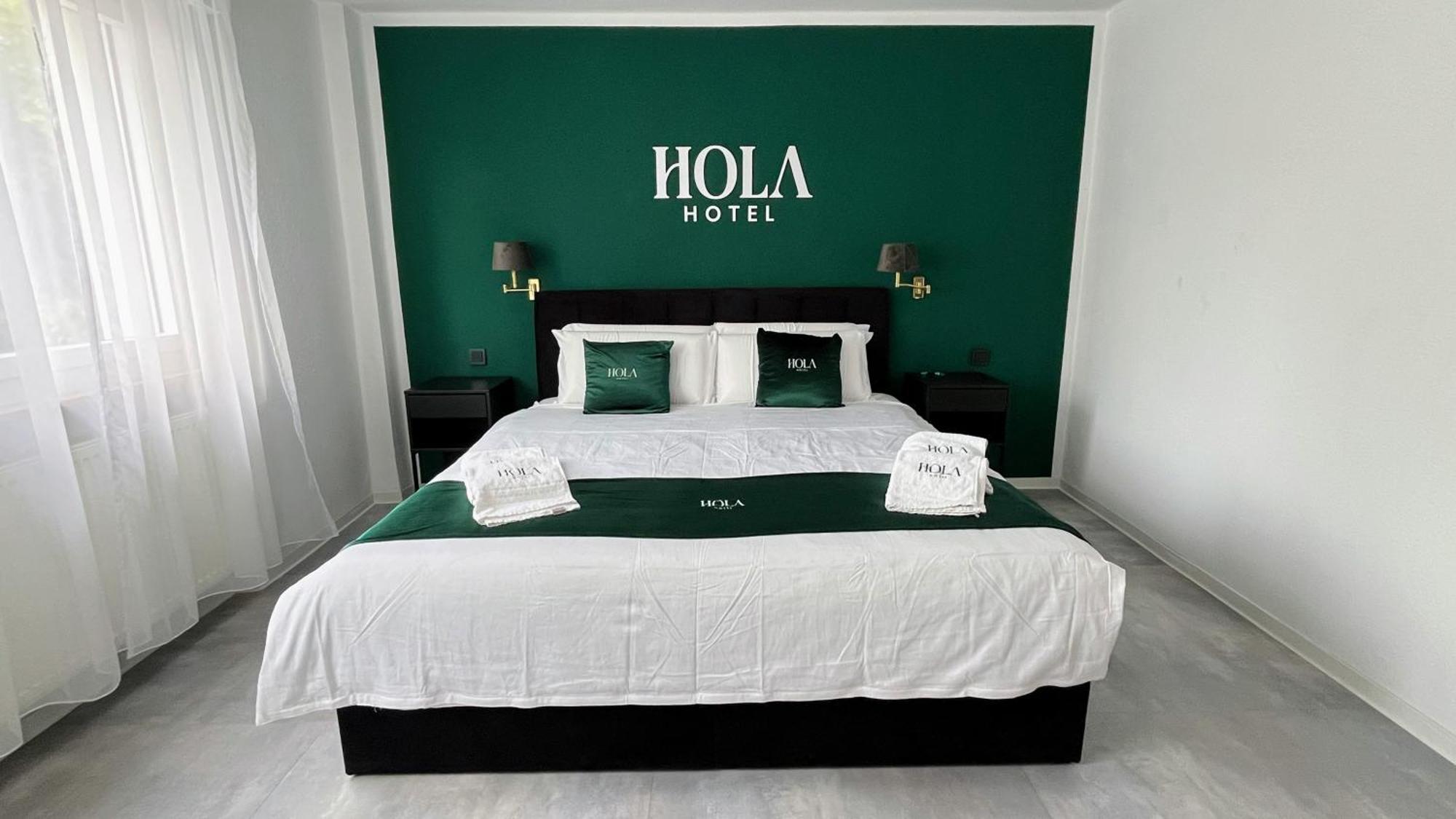 Hola *